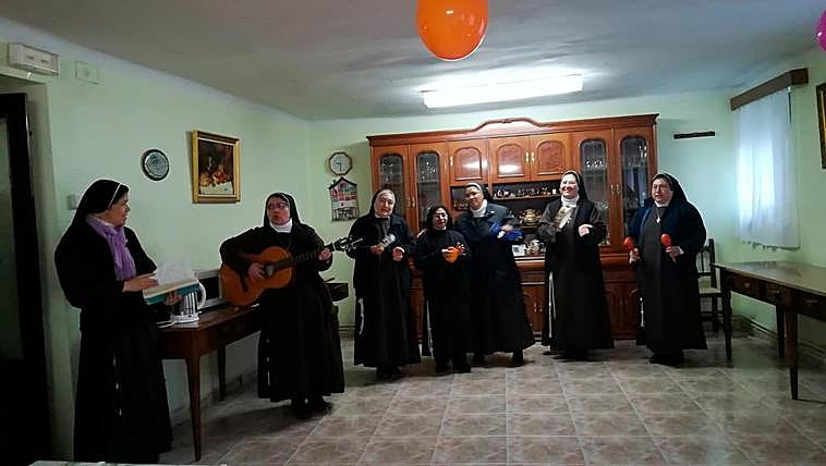 Las monjas cantan y tocan instrumentos por el Nacimiento de Jesús.