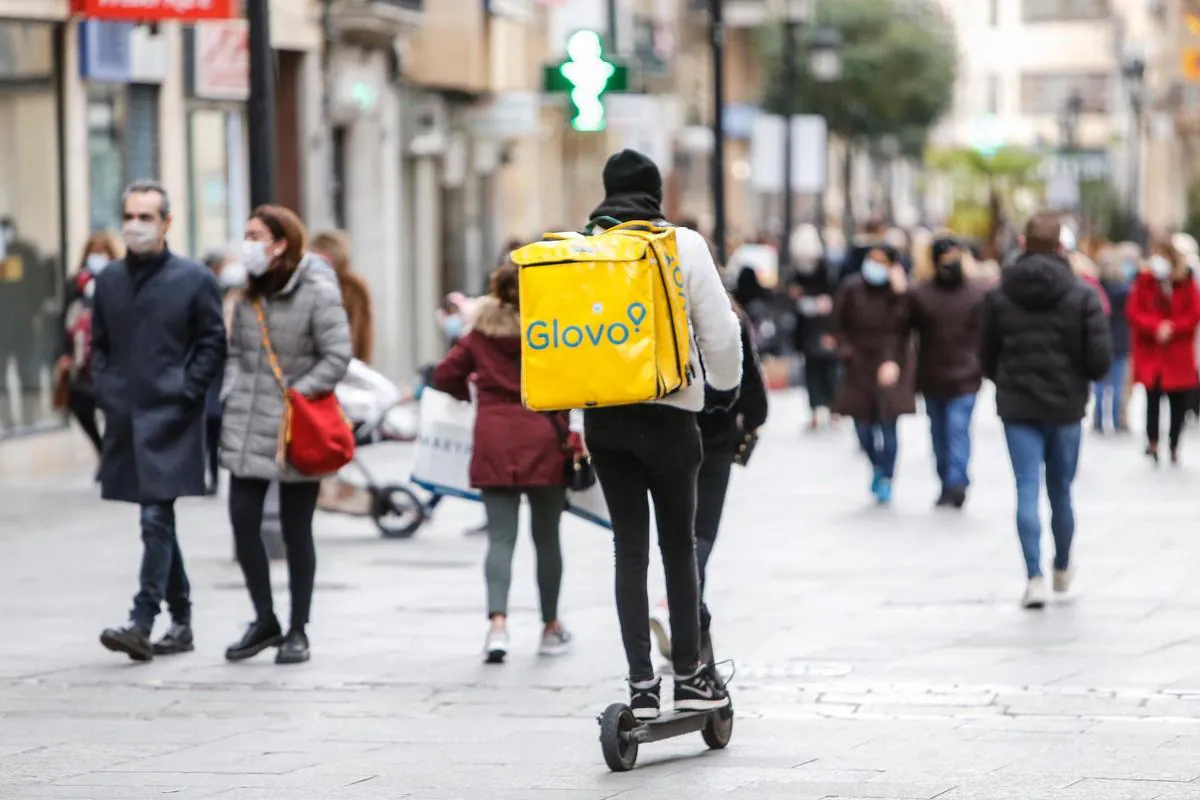 Un repartidor en patinete eléctrico incumple la normativa al circular por zona peatonal
