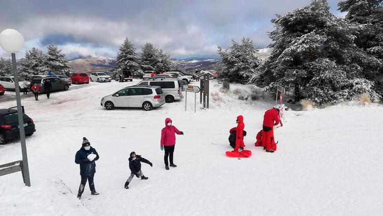 Un grupo de niños disfruta de la nieve en la plataforma de El Travieso