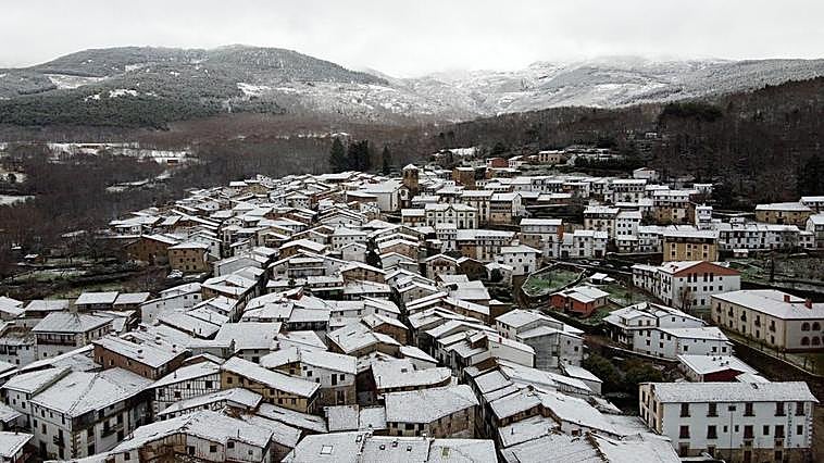 La espectaculares imágenes de Candelario cubierto de blanco a vista de pájaro