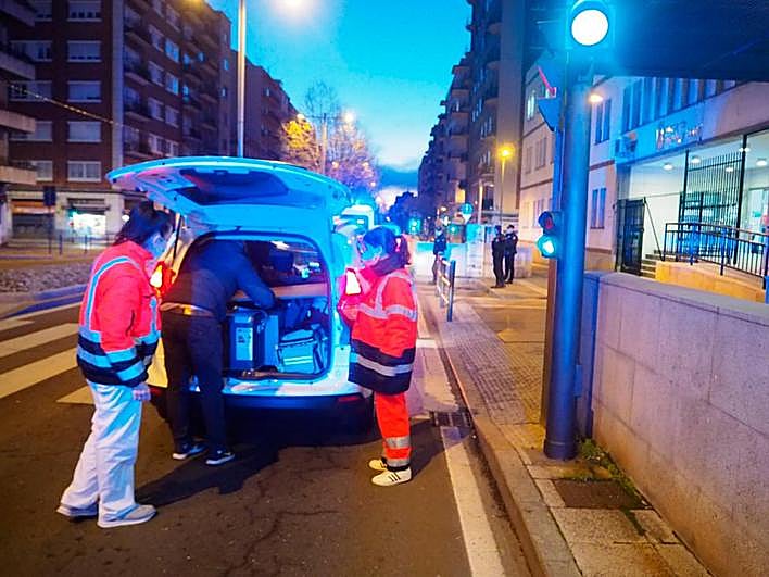 Sanitarios meten en el maletero de un vehículo las vacunas contra el coronavirus