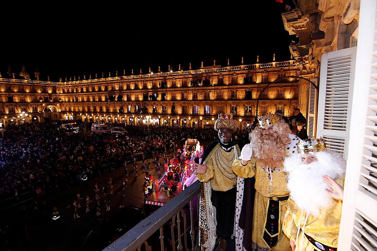 Los Reyes Magos, el año pasado desde el balcón del Consistorio durante la Cabalgata. I ARCHIVO