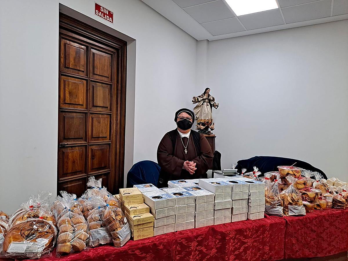 Las monjas de El Zarzoso venden dulces artesanales en el monasterio.