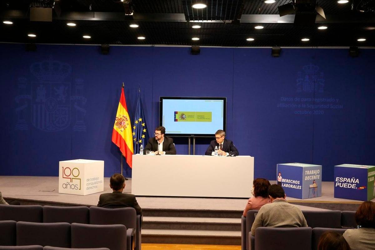 Los secretarios de Estado de Trabajo y Seguridad social, Joaquín Pérez e Israel Arroyo, en rueda de prensa.