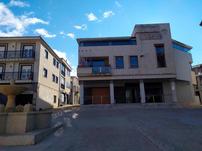 Imagen del Ayuntamiento y la Plaza Mayor de Cespedosa de Tormes.