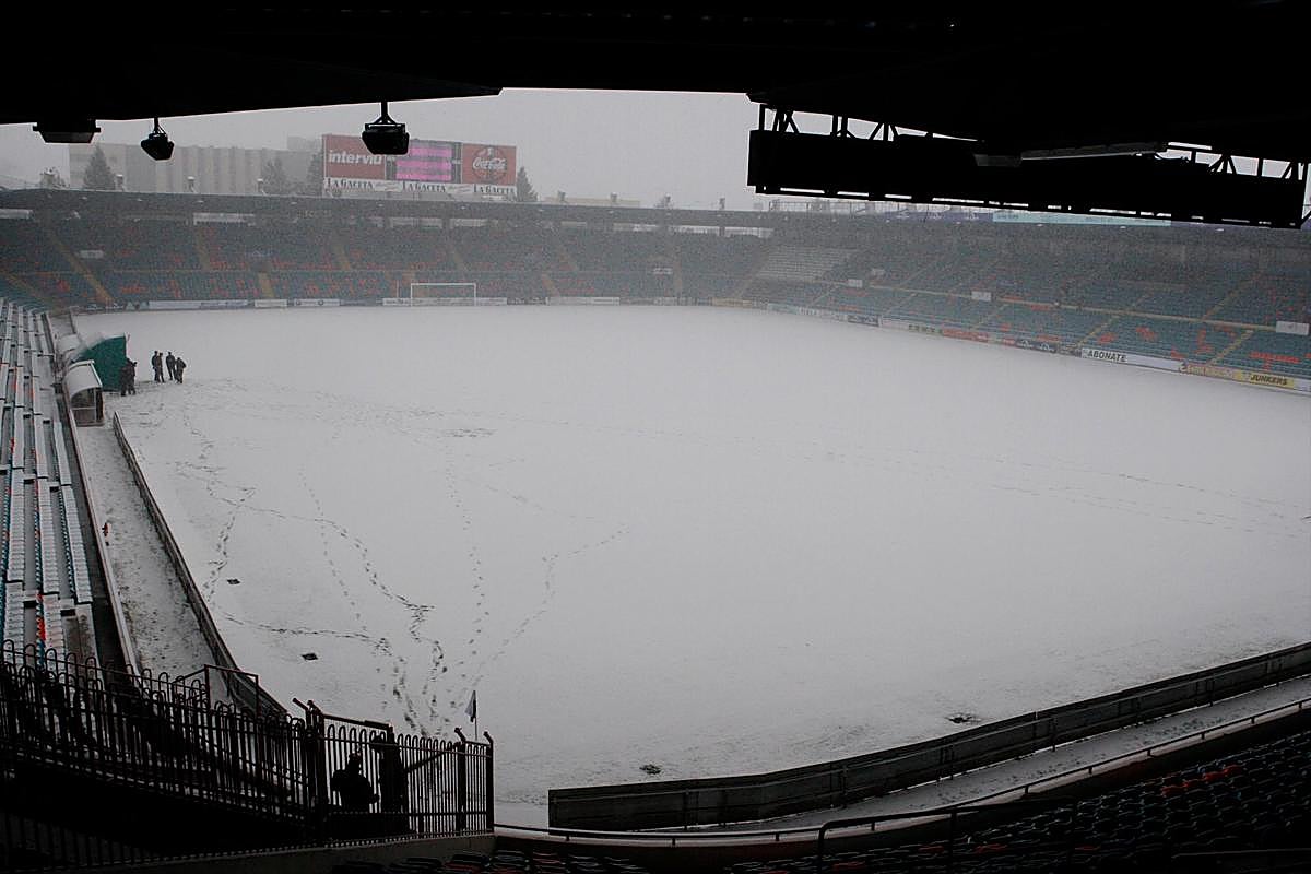 Imagen del Estadio Helmántico nevado.