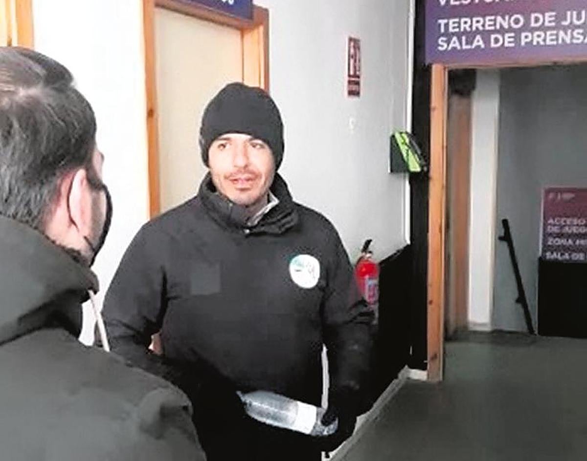 Rafa Dueñas, sin mascarilla, impide el acceso a LA GACETA en el Helmántico.