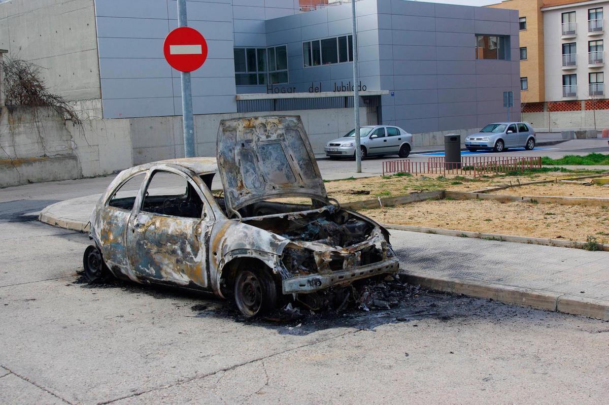 Un coche calcinado en la capital salmantina anteriormente