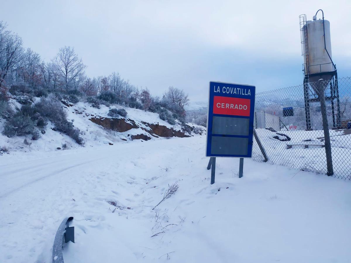 Imagen de la señalización de la Diputación de Salamanca con el cierre total de la carretera de acceso a La Covatilla.