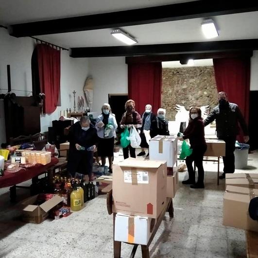 Empaquetado de alimentos en la parroquia de San Andrés.