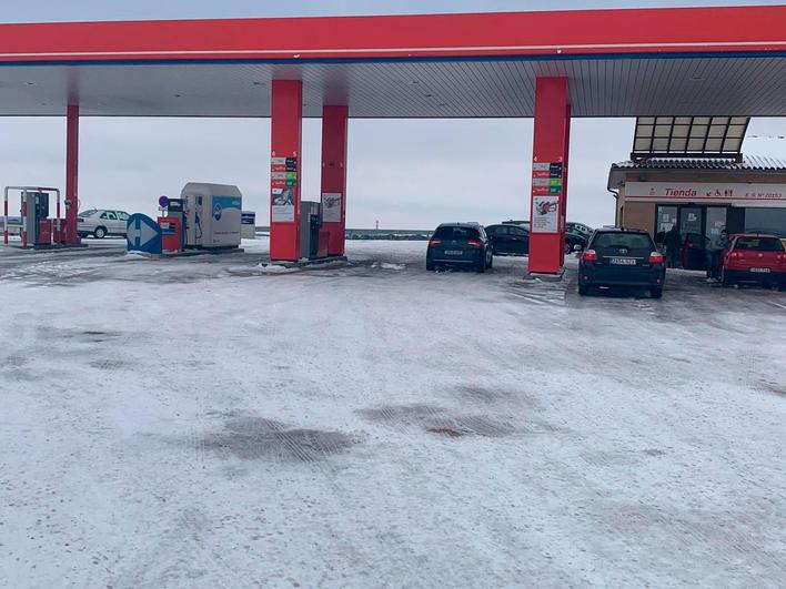 Asfalto nevado y helado en la estación de servicio de La Maya.