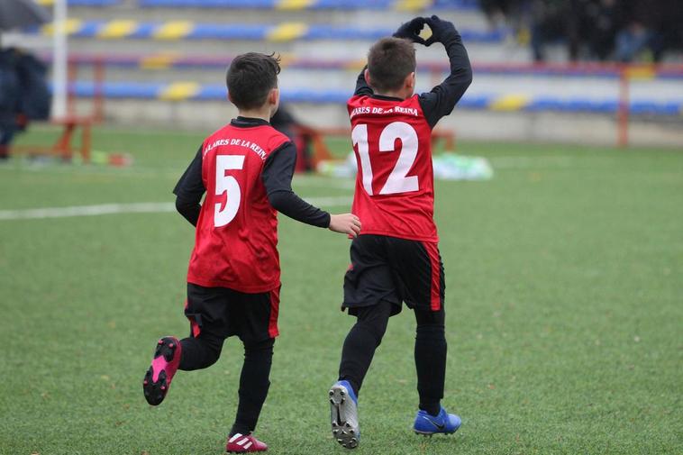 Dos prebenjamines del Villares de la Reina celebran un gol el pasado curso.