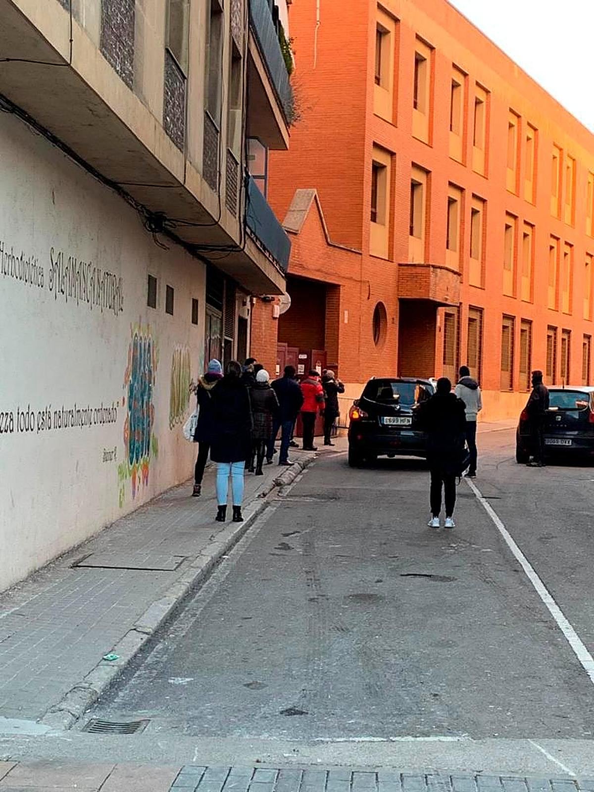 Pacientes guardan cola este miércoles a 7 bajo cero frente al centro de salud de La Alamedilla