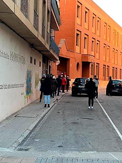 Pacientes guardan cola este miércoles a 7 bajo cero frente al centro de salud de La Alamedilla