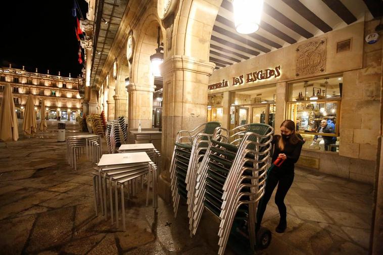 Sillas y mesas recogidas de una terraza de la Plaza Mayor.