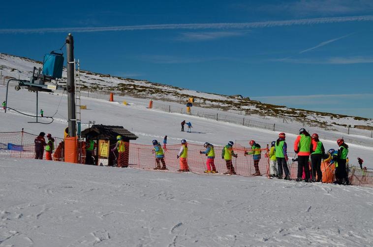 Grupo de escolares participando en los Bautismos Blancos de 2019.