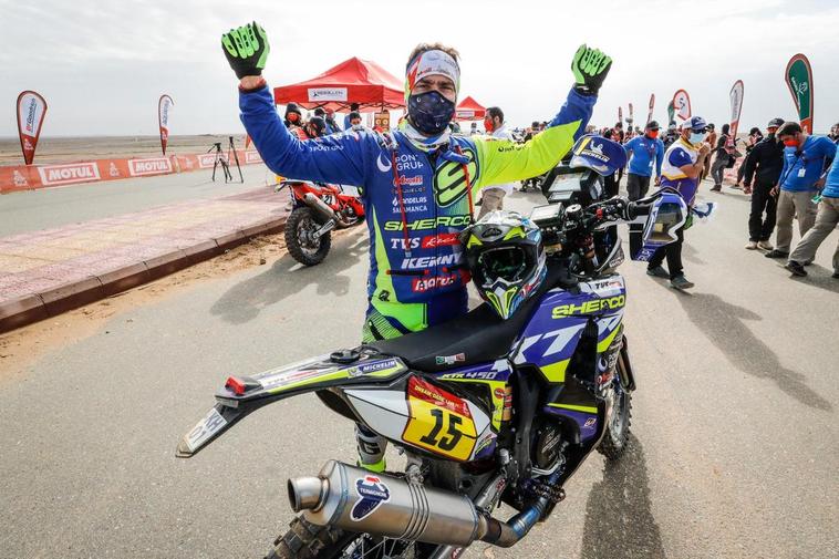 Lorenzo Santolino celebra el sexto puesto en el Dakar.