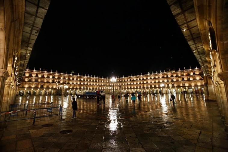 La Plaza Mayor poco antes del toque de queda.