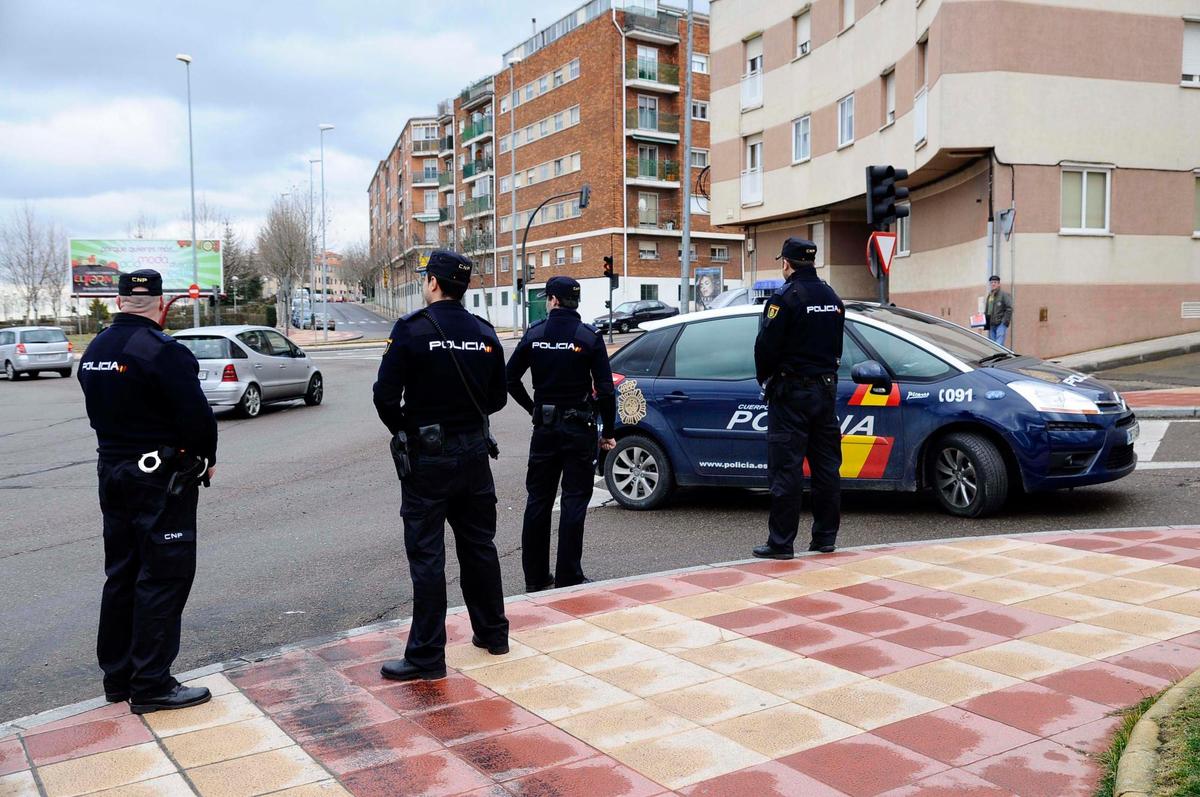 Policías en la carretera de Ledesma.