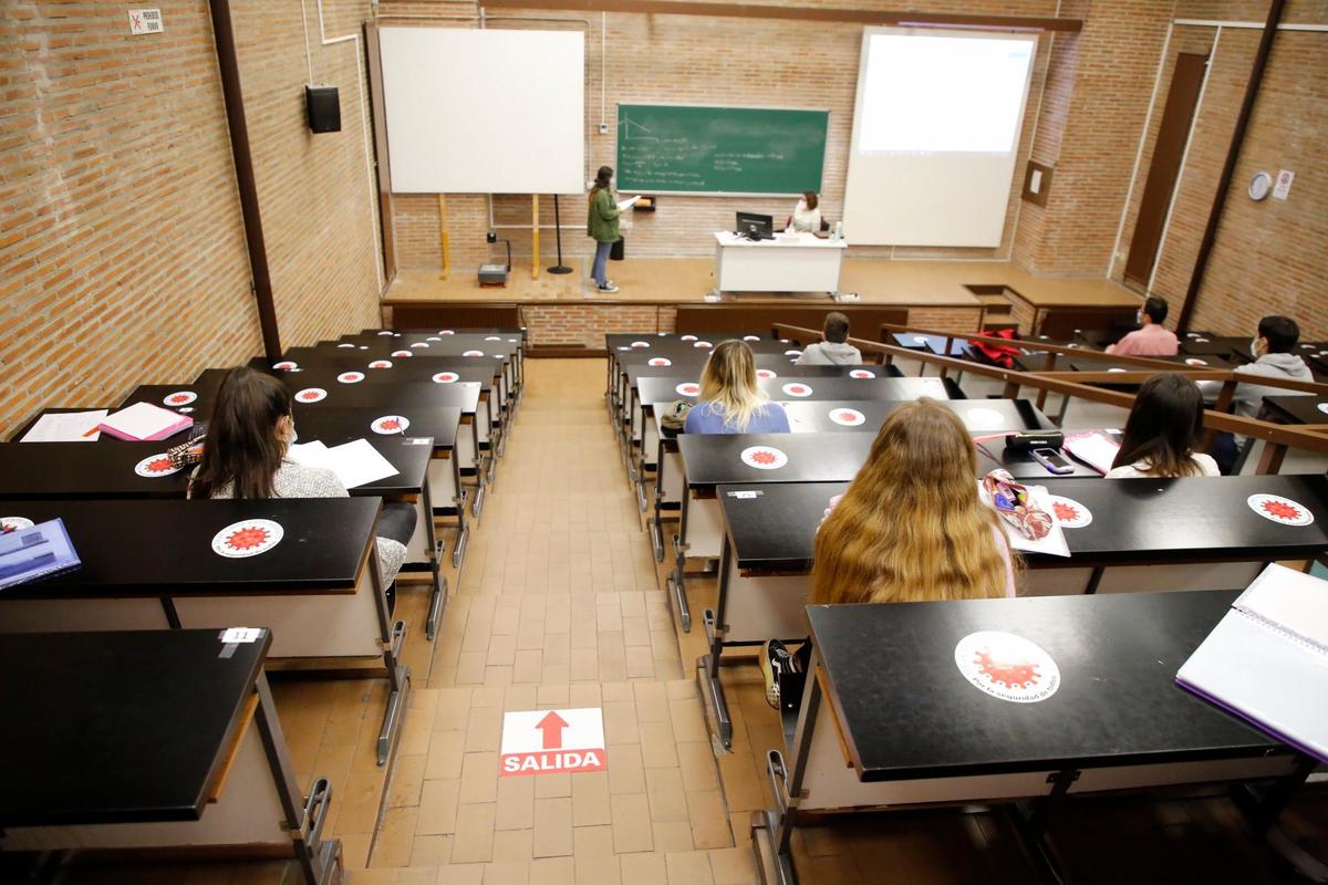 Estudiantes durante una clase en la Facultad de Farmacia.