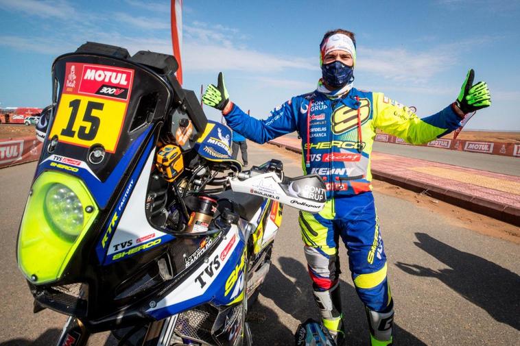 El piloto salmantino, Lorenzo Santolino, celebrando cruzar la línea de meta en el Dakar.