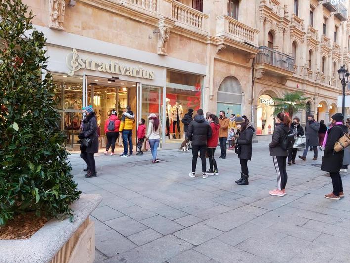 Colas a las puertas de algunas tiendas de la calle Toro este sábado.