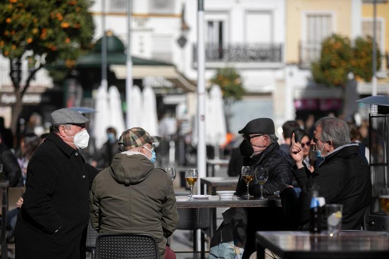 Cuatro personas en la terraza de un bar.