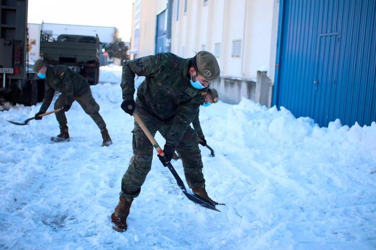 Los soldados del Ejército, del Regimiento de Ingenieros, en tareas para retirar nieve.