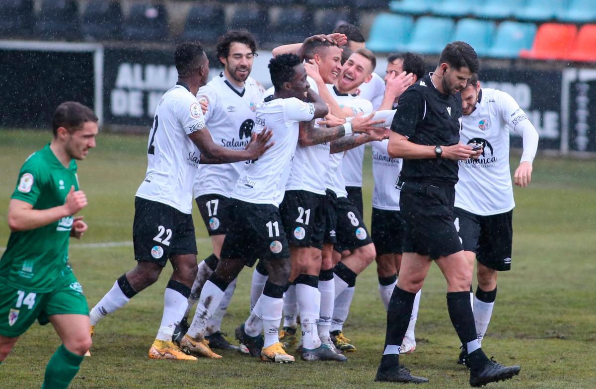 Los jugadores celebran el gol del Puma Chávez