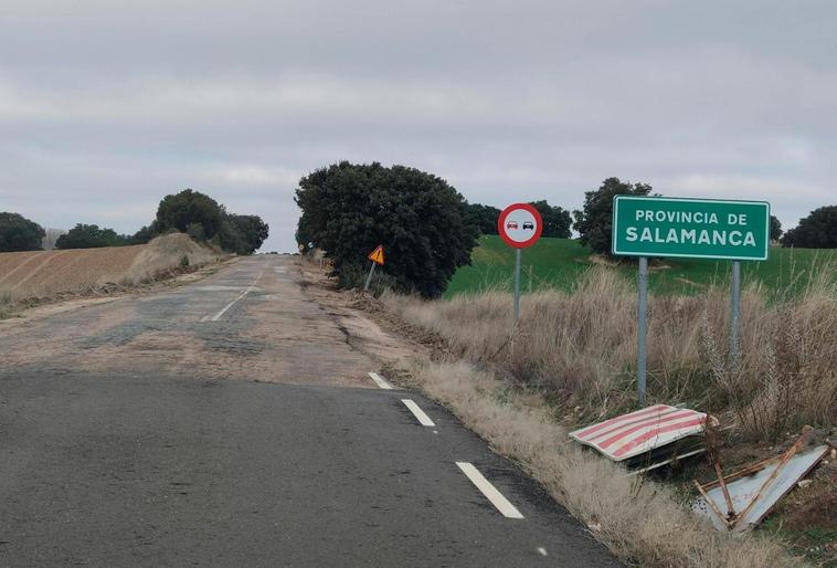 Límite de provincia en la carretera DSA-153.