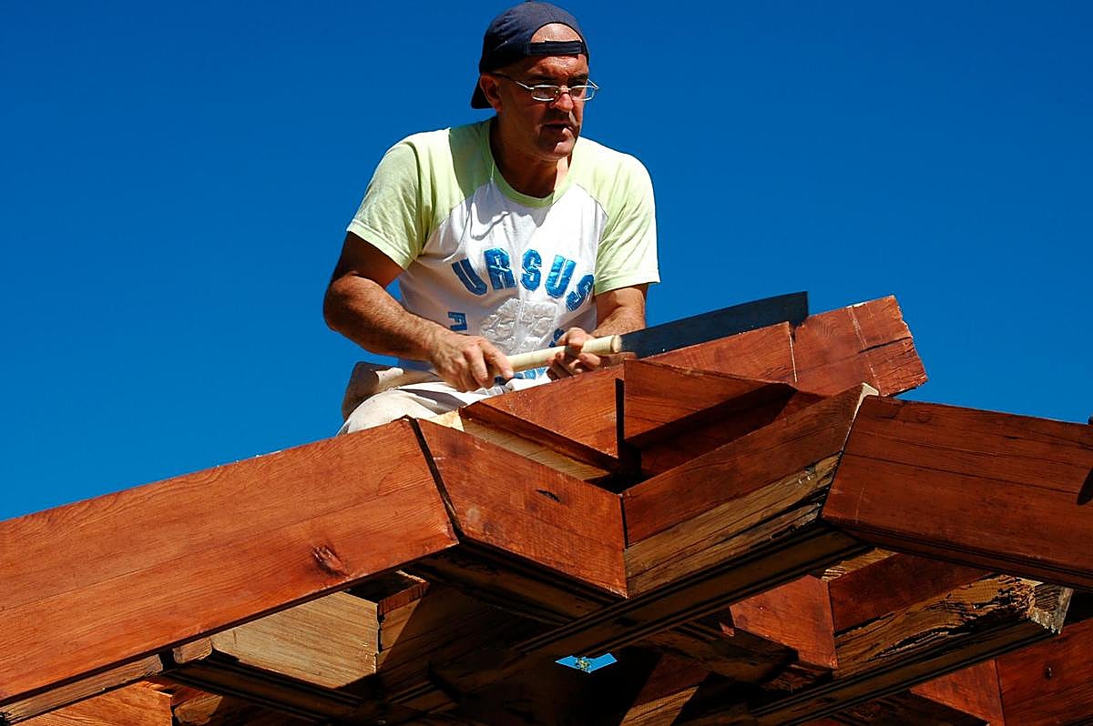 El carpintero abulense Ángel María Martín López, en la construcción de una de sus armaduras.