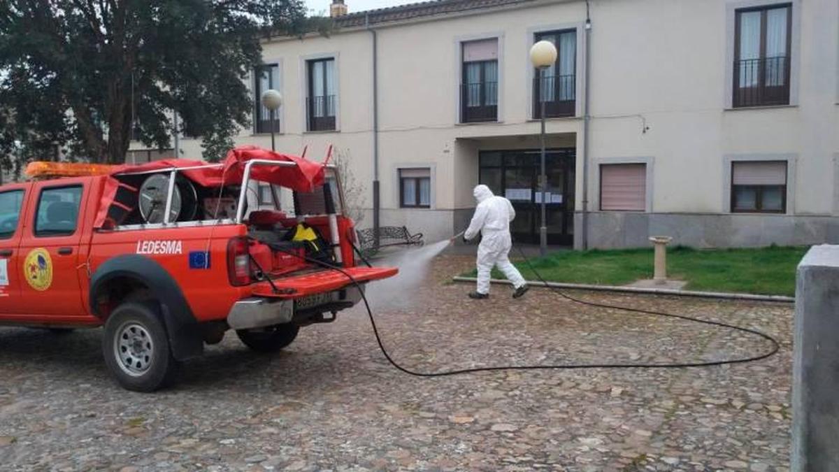 Una bombero de Ledesma realizando labores de desinfección.