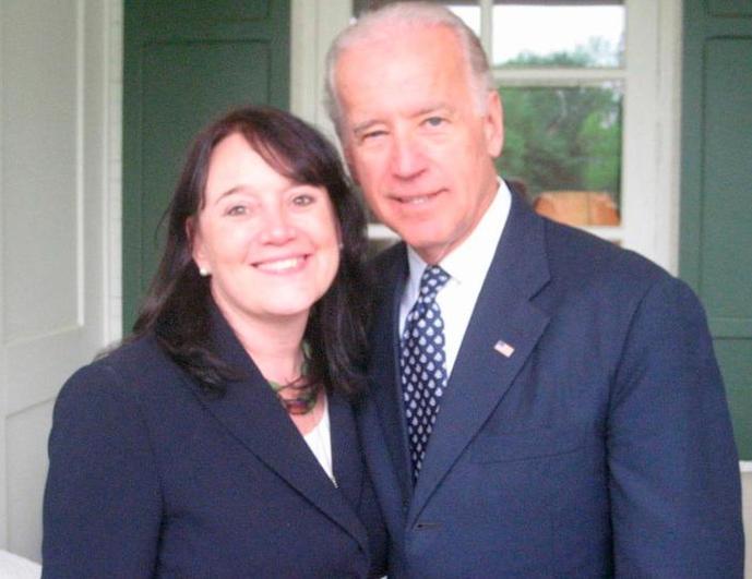 Maryann Woods-Murphy junto a Joe Biden.
