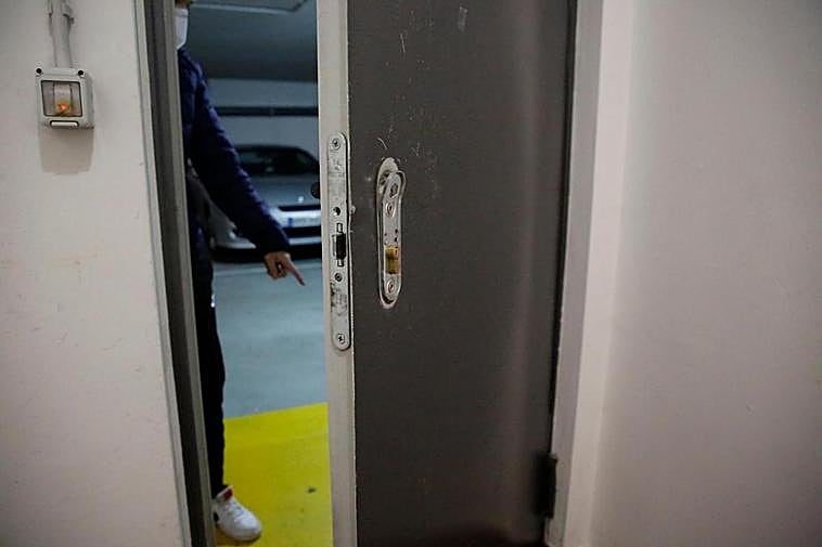 Estado en el que quedó una de las puertas.