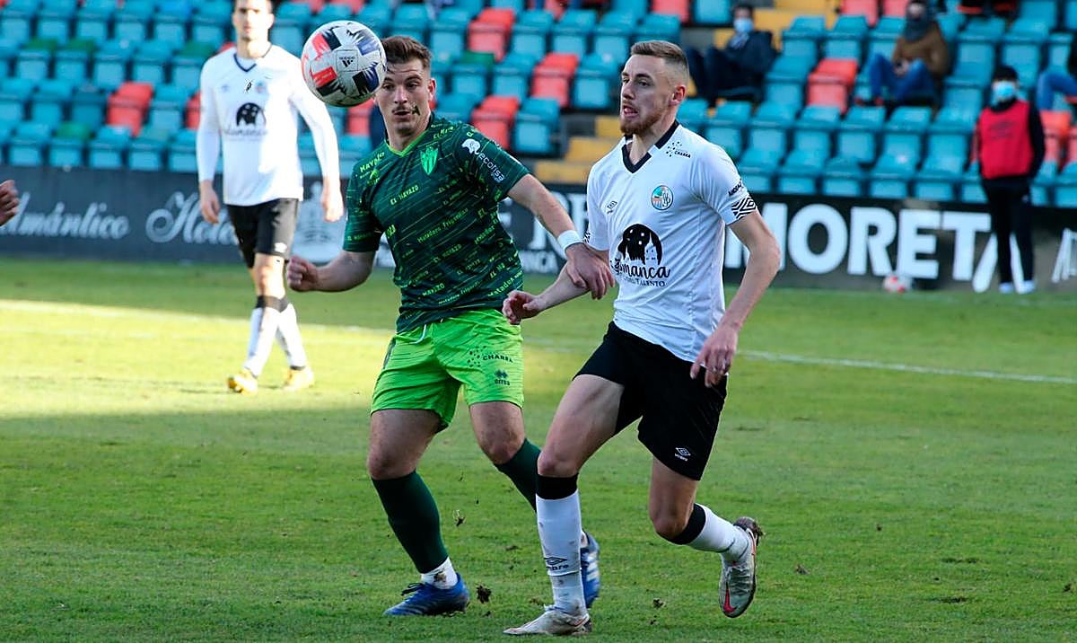 Deco y Sergio Molina, en un lance del encuentro.