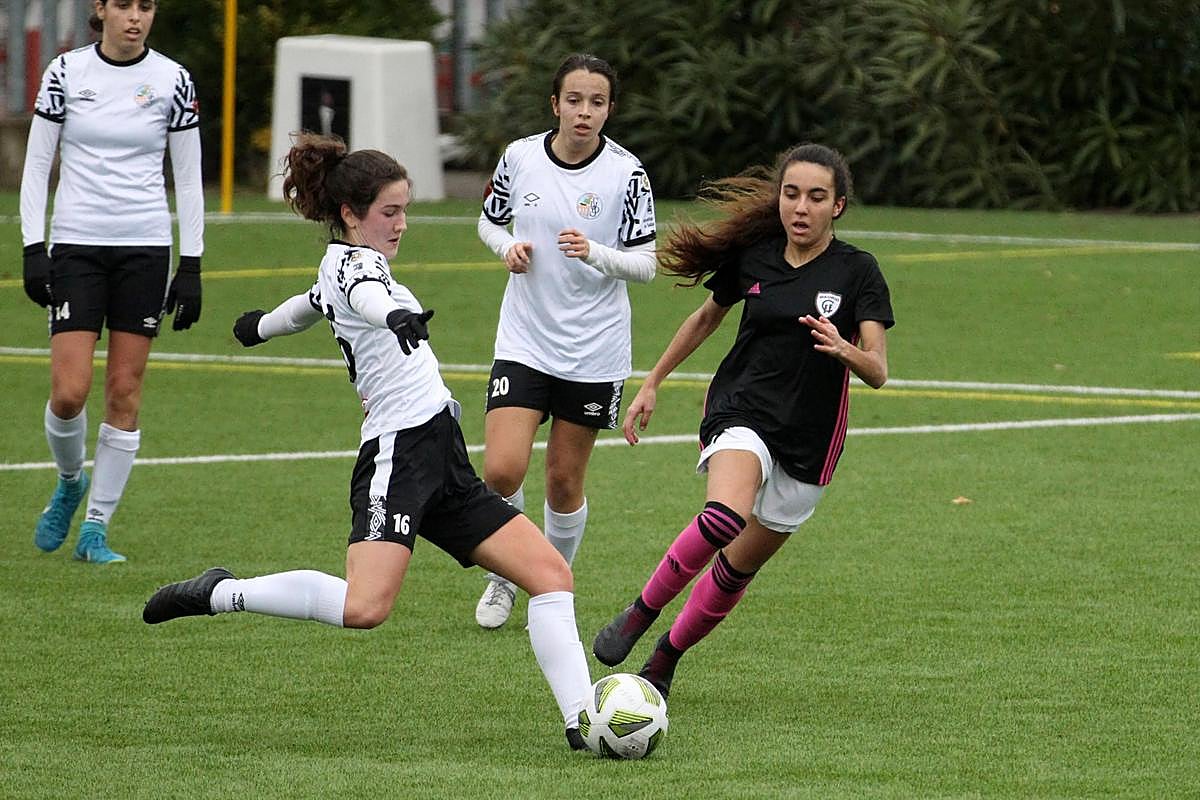 Saza, autora del tanto del triunfo ante el Madrid CFF, golpea un balón con su pierna derecha.