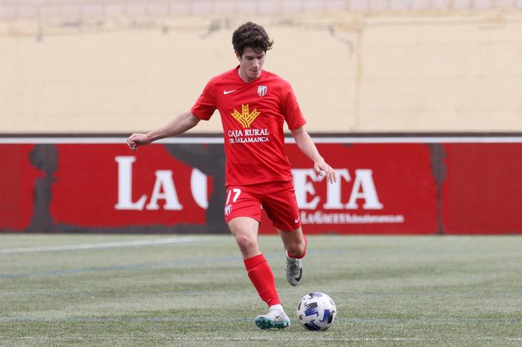 Héctor golpea el balón en un partido en el San Casto.