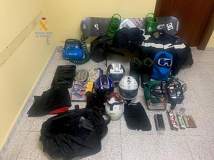 Algunos de los objetos que el detenido robó en los trasteros.