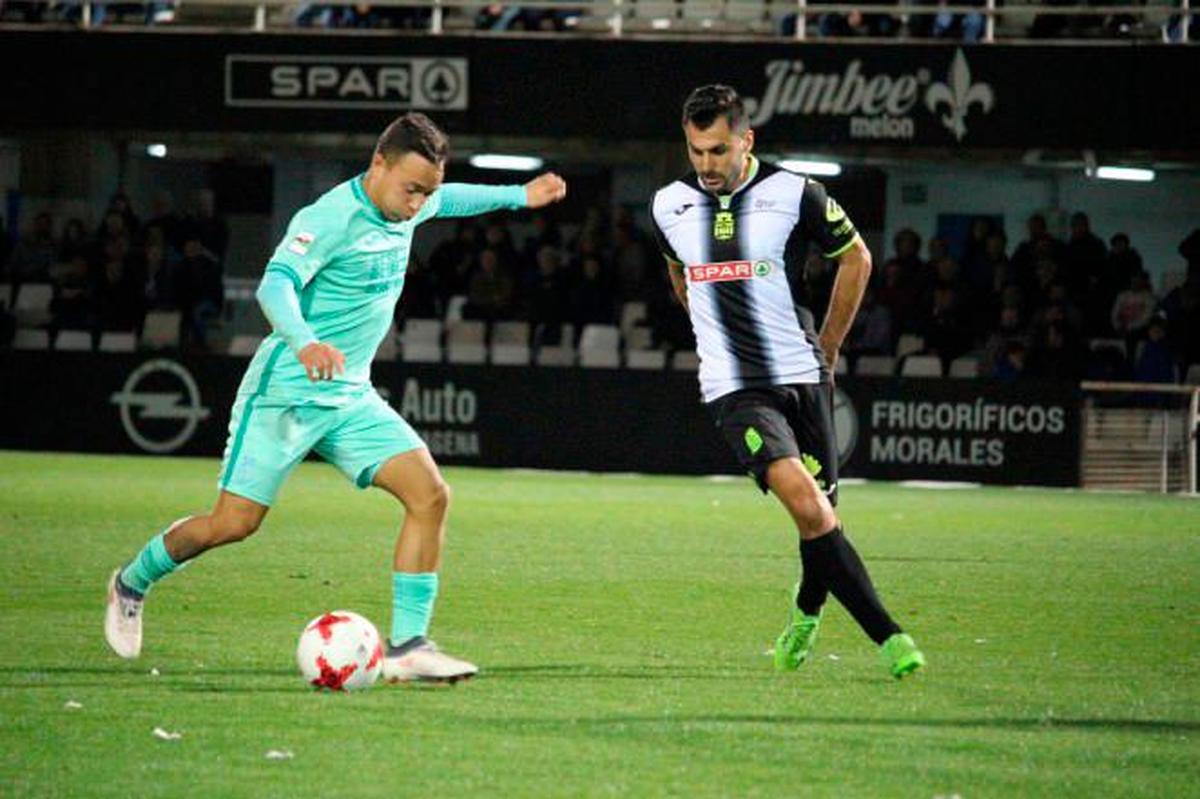 Juancho (con el balón) vistiendo la camiseta del Granada.