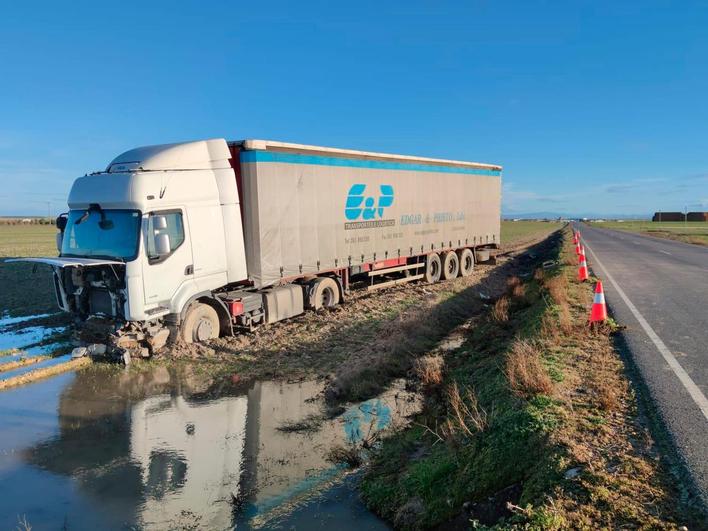 Imagen del tráiler en el lodazal.