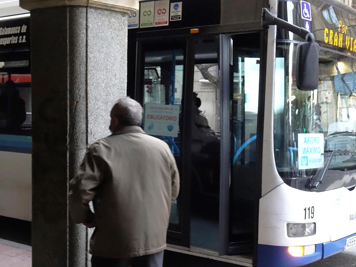 Un usuario se dispone a subir a un bus urbano en la capital