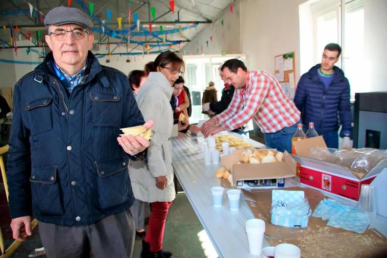 En la última fiesta de las “chitas” en La Vellés se repartieron 130 kilos de queso