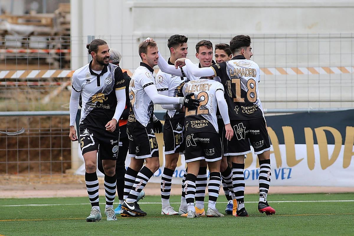 Los jugadores del Unionistas celebran un gol en el Reina Sofía.
