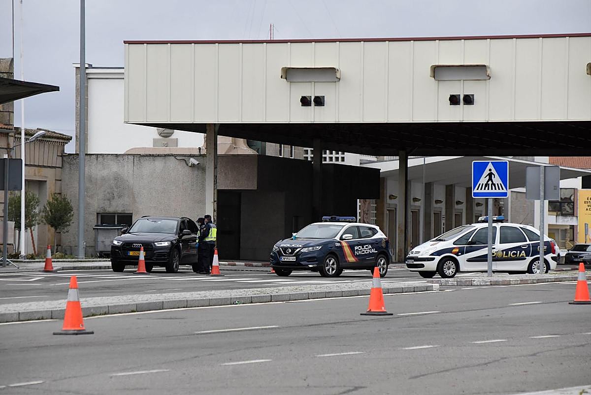 Agentes de la Policía Nacional detienen a un turismo en la frontera para comprobar si está autorizado.