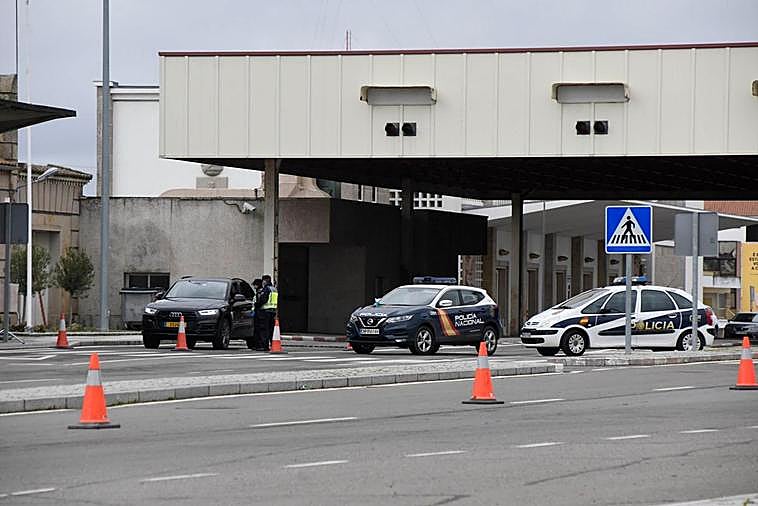 Agentes de la Policía Nacional detienen a un turismo en la frontera para comprobar si está autorizado.
