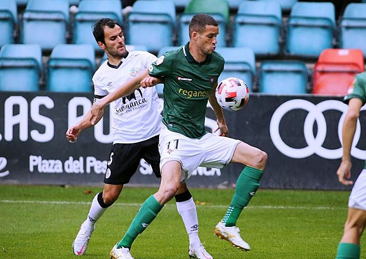 Candelas intenta robarle el balón a Elsinho en el partido de ida en el Helmántico.