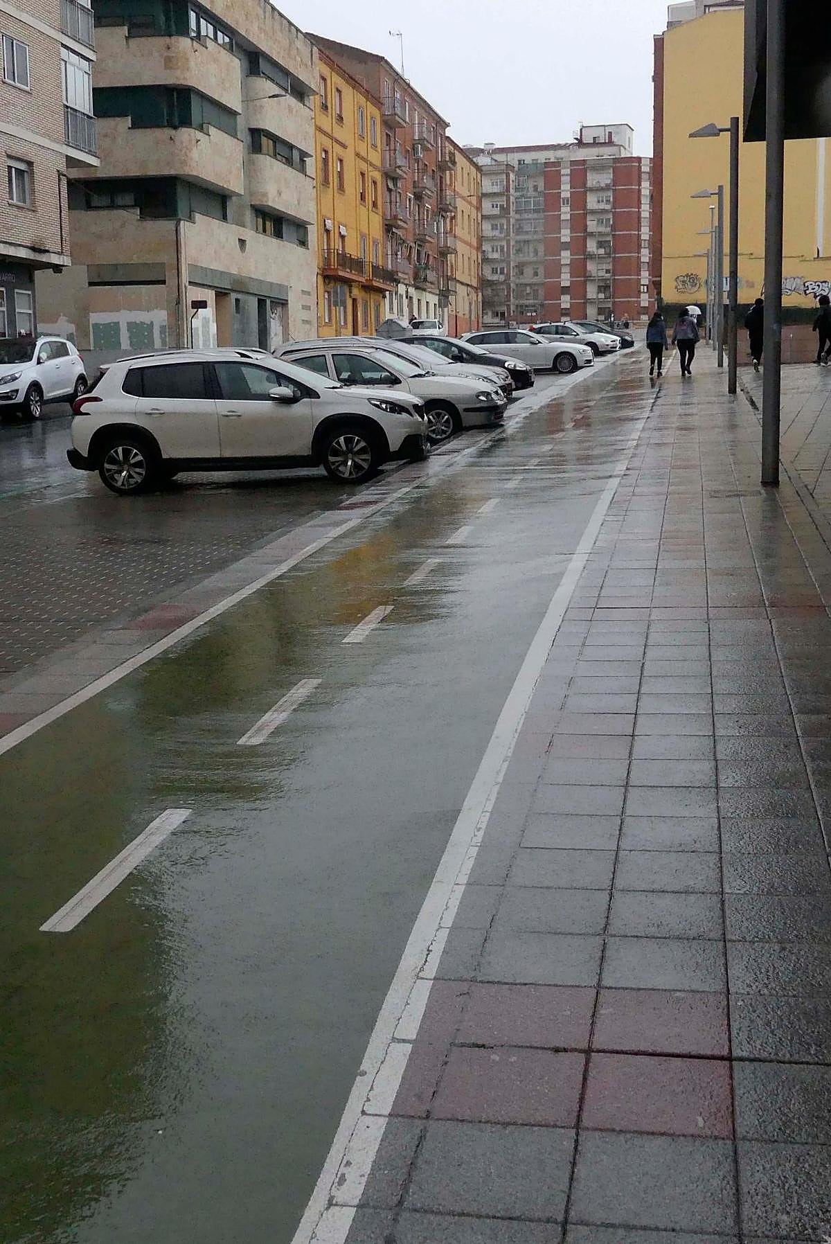 Tramo de carril bici en Alfonso de Castro hacia la plaza de Madrid.