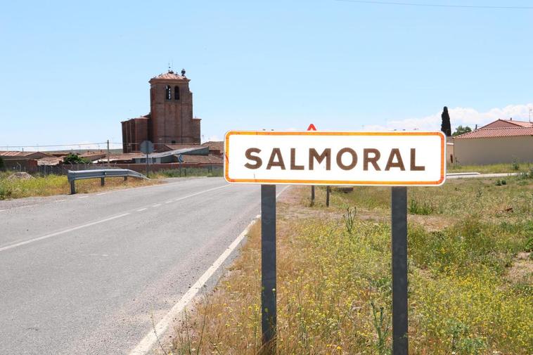 Entrada a la localidad desde la carretera que une Salmoral con Macotera