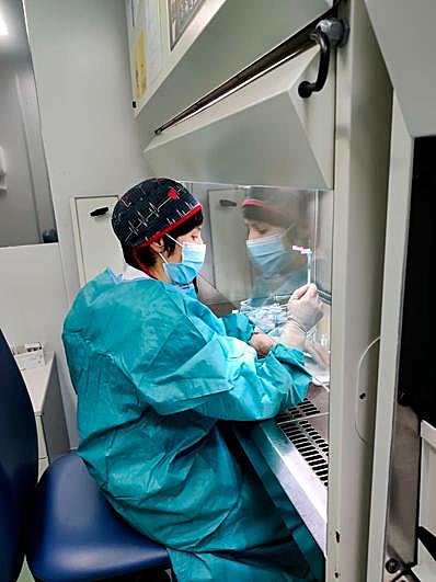Farmacia Hospitalaria de Salamanca, en pleno proceso de reconstituir y dosificar las vacunas.