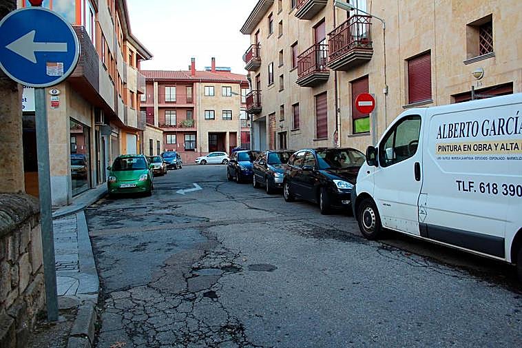 Bloques de edificios en una calle de Villamayor.
